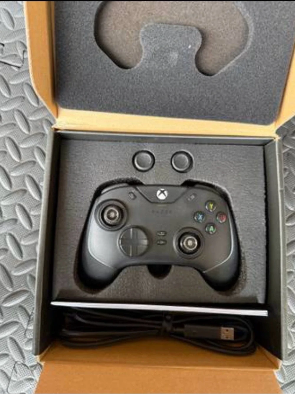 Razer Wolverine V2 Chroma Wired Xbox Controller - Black & Green Accents